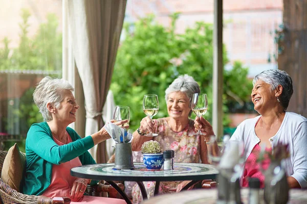Beskärda Skott Grupp Seniora Kvinnliga Vänner Njuter Lunch Dejt — Stockfoto