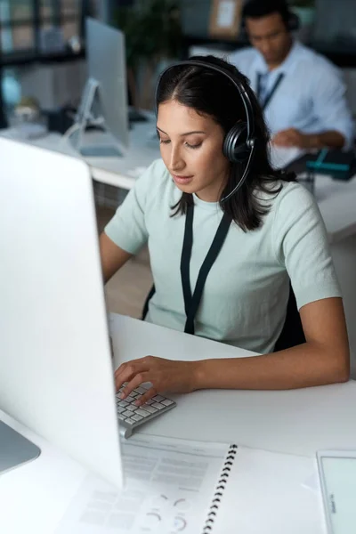 Skjuten Ung Kvinna Med Hjälp Ett Headset Och Dator Ett — Stockfoto