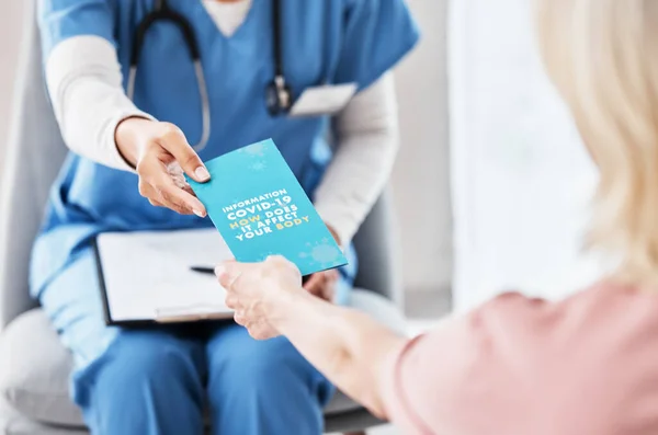 Prise Vue Une Infirmière Donnant Patiente Une Brochure Information Covid — Photo
