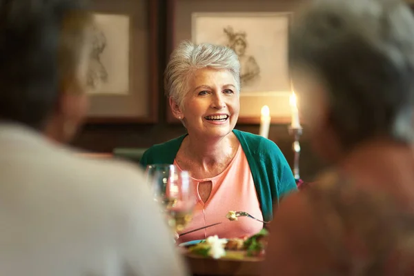 Beskärda Skott Grupp Seniora Kvinnliga Vänner Njuter Lunch Dejt — Stockfoto