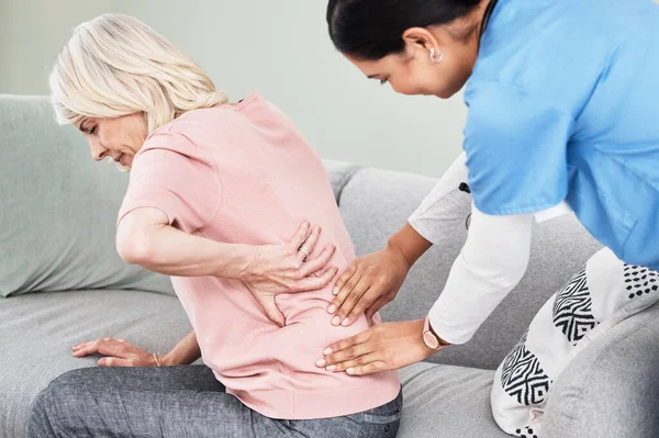 Tiro Uma Enfermeira Massageando Seus Pacientes Volta — Fotografia de Stock