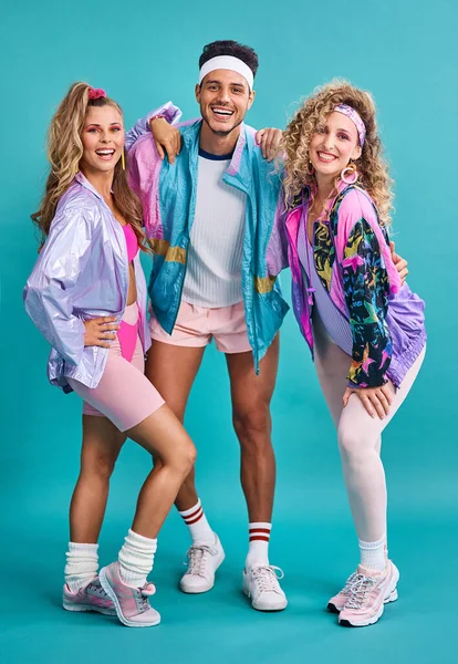 Shot Three Young People Posing Together 80S Clothing Blue Background — Stock Photo, Image