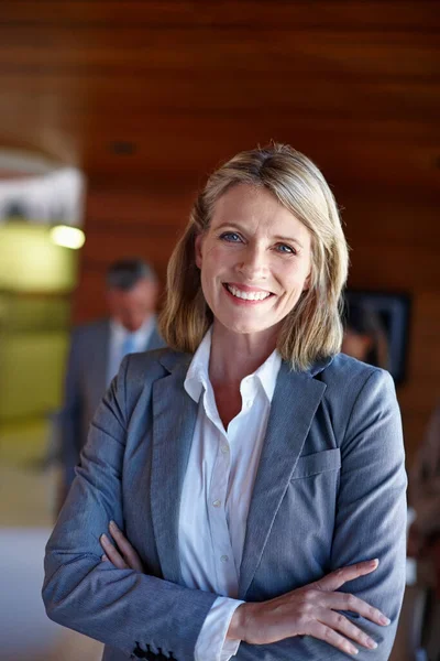 Shot Confident Businesswoman Standing Front Her Team Office — Stock Photo, Image
