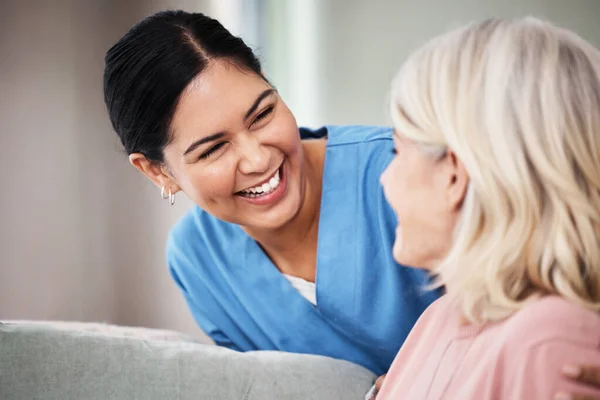 Fotografía Una Enfermera Sonriendo Mientras Hablaba Con Paciente —  Fotos de Stock