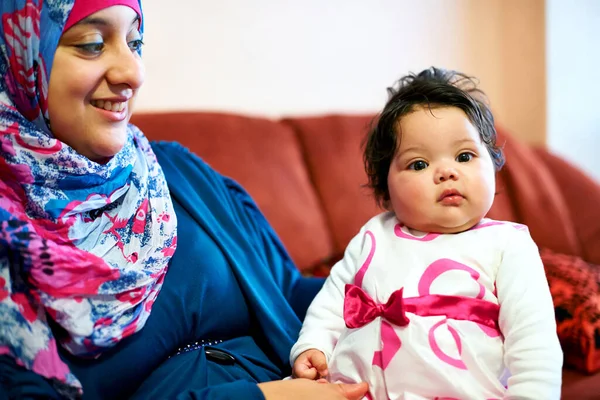 イスラム教徒の母親と彼女の小さな赤ん坊の女の子のショット — ストック写真