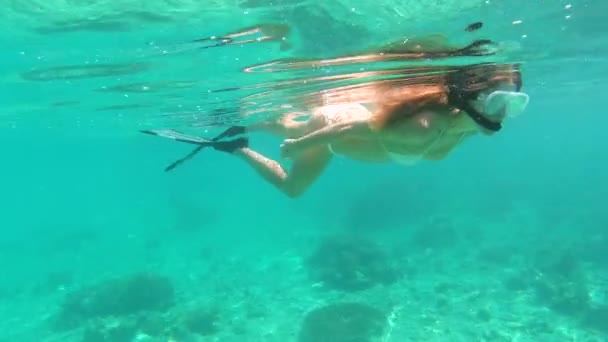 Frau Schwimmt Ozean — Stockvideo