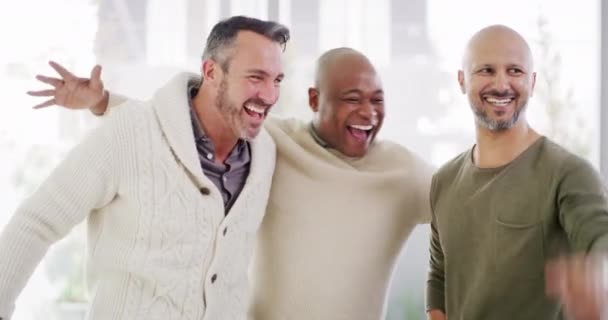 三个不同的男人站在一起 面带微笑 在他们的结合中表现出力量 维基百科上的一群朋友 表达了他们的兴奋 成功和对明亮的版权保护的胜利 — 图库视频影像
