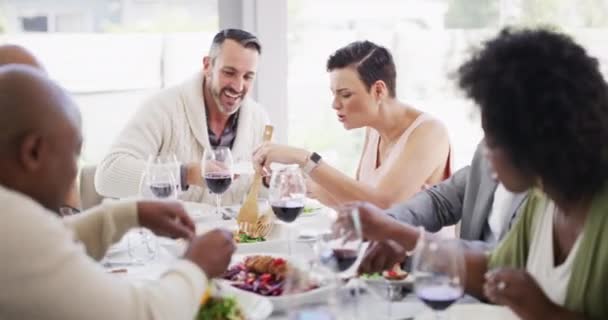 Vielfältige Und Reife Gruppe Von Freunden Die Hause Esstisch Essen — Stockvideo