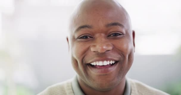 Портрет Одного Взрослого Афроамериканца Яркой Улыбкой Глубокими Ямочками Выглядящего Довольным — стоковое видео