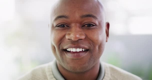 Portret Dojrzałego Afroamerykanina Jasnym Uśmiechem Głębokimi Dołeczkami Wyglądającego Treści Uważnego — Wideo stockowe
