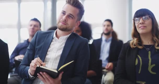 Filmagem Vídeo Belo Jovem Empresário Fazendo Perguntas Tomando Notas Durante — Vídeo de Stock