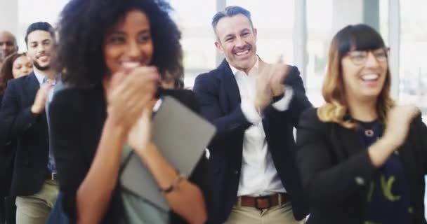 Vídeo Empresários Aplaudindo Enquanto Assistiam Uma Conferência — Vídeo de Stock