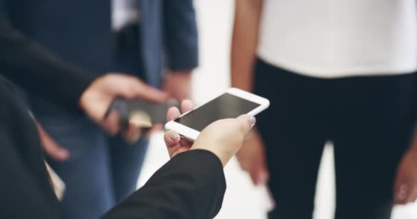 Videomaterial Einer Gruppe Unkenntlich Gemachter Geschäftsleute Die Mit Ihren Mobiltelefonen — Stockvideo