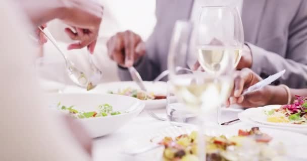 Detailní Záběr Lidí Jak Jedí Jídlo Stolu Muži Ženy Restauraci — Stock video