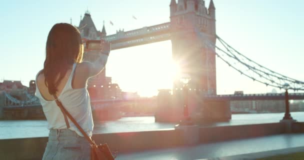 Zadní Strana Ženy Fotící Westminsterský Most Londýně — Stock video