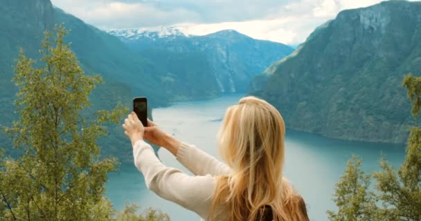 Videofilmer Okänd Kvinna Som Använder Sin Mobiltelefon För Att Bilder — Stockvideo