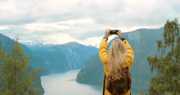 Filmagem Vídeo Uma Mulher Irreconhecível Usando Seu Celular Para Tirar — Vídeo de Stock