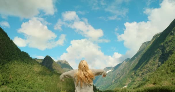 Vídeo Uma Mulher Irreconhecível Desfrutando Das Vistas Montanha Mre Romsdal — Vídeo de Stock