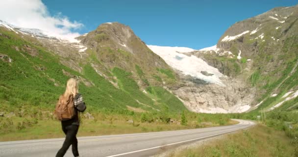 Filmagem Vídeo Uma Mulher Irreconhecível Andando Longo Estrada Enquanto Explora — Vídeo de Stock