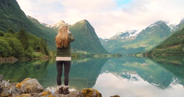 Video Záběry Mladé Ženy Stojící Pomocí Mobilu Fotografovat Jezero Strynu — Stock video