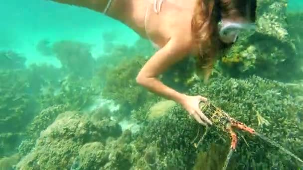 Kobieta Kąpiel Oceanie — Wideo stockowe