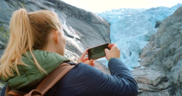 Filmagem Vídeo Uma Jovem Mulher Usando Seu Celular Para Fotografar — Vídeo de Stock