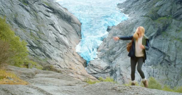 Βίντεο Μια Νεαρή Γυναίκα Χορεύει Ενώ Εξερευνά Βουνά Του Briksdal — Αρχείο Βίντεο