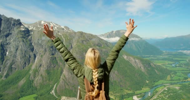 Video Footage Young Woman Enjoying Mountain Views Her Hike Romsdalen — Stock Video
