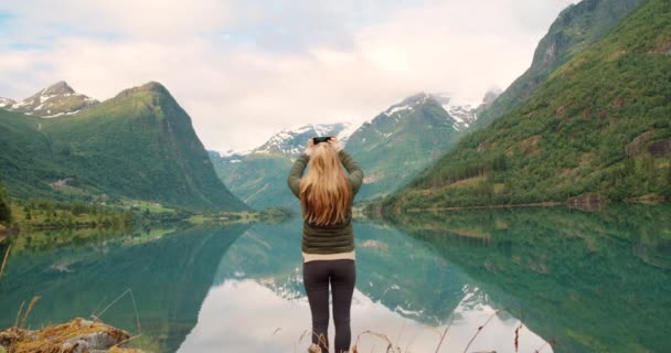 Video Footage Unrecognisable Woman Standing Using Her Cellphone Photograph Lake — Stock Video
