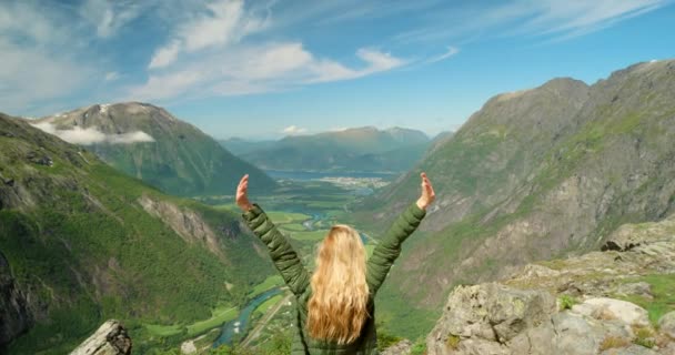 Video Footage Unrecognisable Woman Enjoying Mountain Views Her Hike Romsdalen — Stock Video