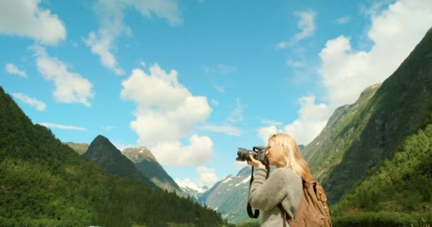 Videofilmer Ung Kvinna Som Står Och Tar Bilder Sin Bergskamera — Stockvideo