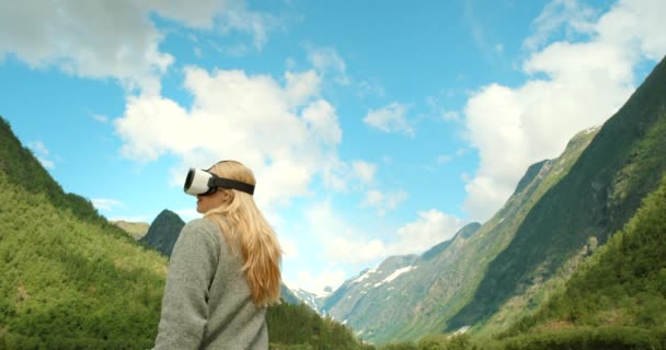 Videofilmer Oigenkännlig Kvinna Med Hjälp Virtuell Verklighet Headset Samtidigt Utforska — Stockvideo