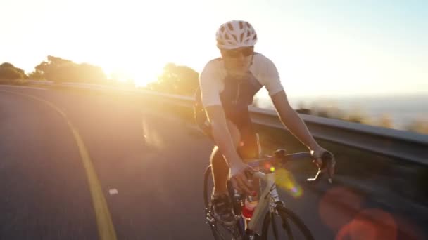 Imágenes Video Joven Disfrutando Paseo Bicicleta Atardecer Montaña — Vídeos de Stock