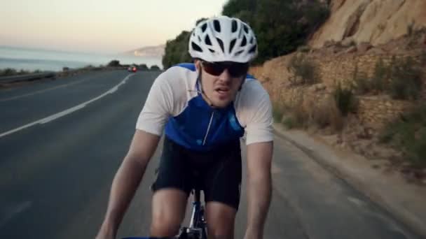 Imágenes Video Joven Disfrutando Paseo Bicicleta Atardecer Montaña — Vídeos de Stock