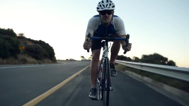 4K段关于一个年轻人在山上骑落日自行车的录像 — 图库视频影像