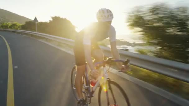 Video Giovane Uomo Che Gode Giro Bicicletta Tramonto Sulla Montagna — Video Stock
