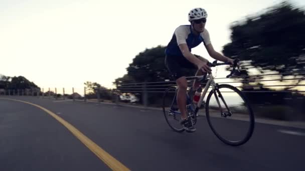 Видеозапись Молодого Человека Наслаждающегося Прогулкой Велосипеде Закате — стоковое видео