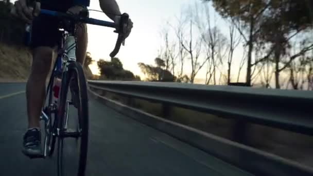 Video Giovane Uomo Che Gode Giro Bicicletta Tramonto Sulla Montagna — Video Stock