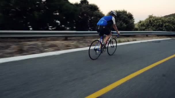 Video Giovane Uomo Che Gode Giro Bicicletta Tramonto Sulla Montagna — Video Stock