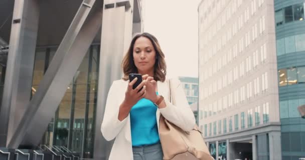 城市里的女人在检查她的手机 在城市里用电话传递信息的女人 — 图库视频影像