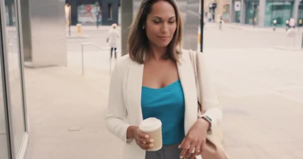 Frau Kontrolliert Die Uhrzeit Der Stadt Frau Trinkt Kaffee Der — Stockvideo