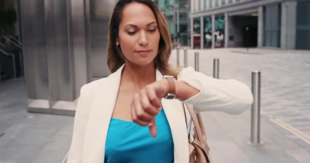 在城里用手表的女人在城市里行走的女人 — 图库视频影像