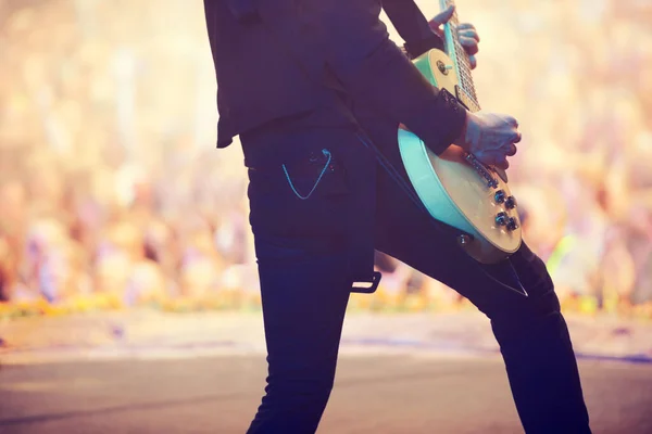 무대에서 공연하고 기타리스트의 — 스톡 사진
