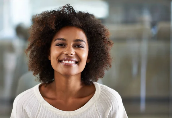 Portret Van Een Lachende Jonge Vrouw Thuis — Stockfoto