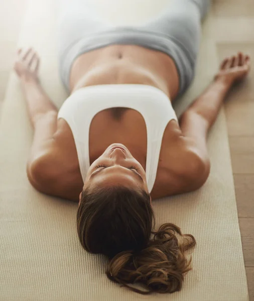 Tournage Une Jeune Femme Allongée Sur Son Tapis Yoga Après — Photo