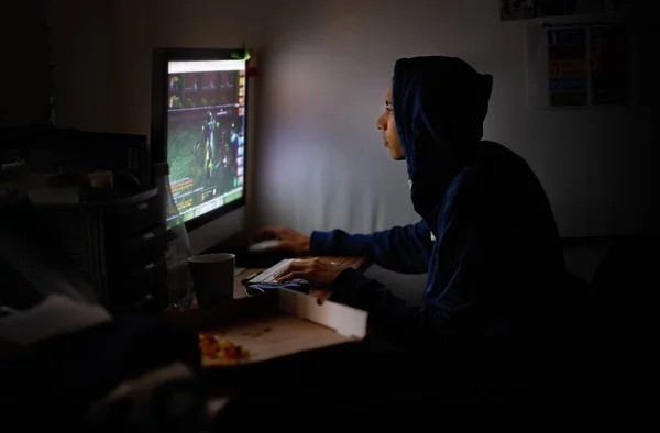 Recorte Joven Programador Centrado Trabajo —  Fotos de Stock