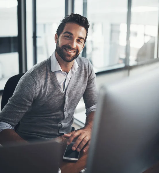 Retrato Joven Empresario Que Trabaja Una Computadora Una Oficina — Foto de Stock