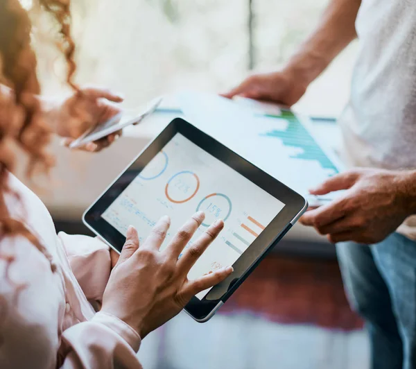 Aufnahme Von Zwei Unkenntlich Gemachten Händen Die Einem Tablet Arbeiten — Stockfoto