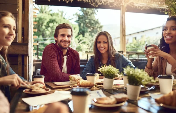 Retrato Recortado Jovem Casal Carinhoso Para Almoçar Café Com Amigos — Fotografia de Stock
