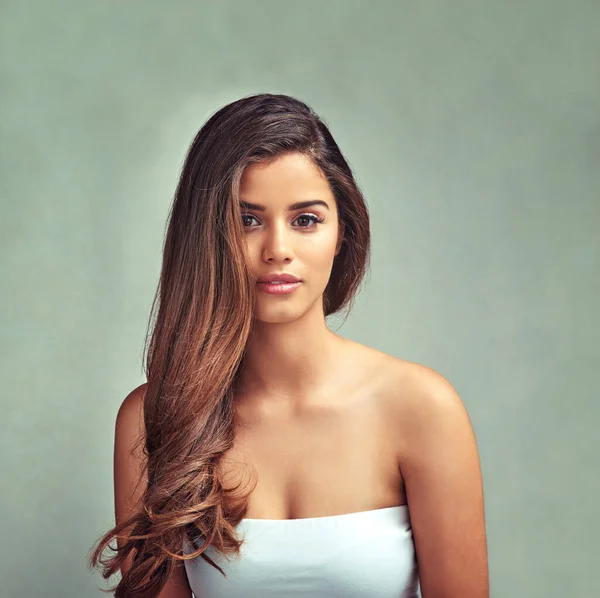 Retrato Estudio Una Hermosa Mujer Con Largas Cerraduras Posando Sobre —  Fotos de Stock